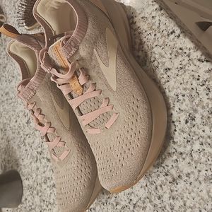 Brooks Levitate size 8